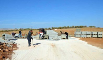Eğil’de mezarlık yoluna belediye ve halktan ortak destek