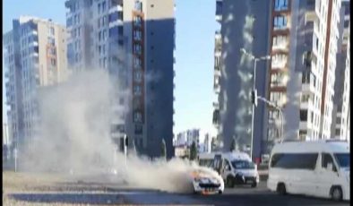 Diyarbakır’da Seyir halindeki araç alev aldı