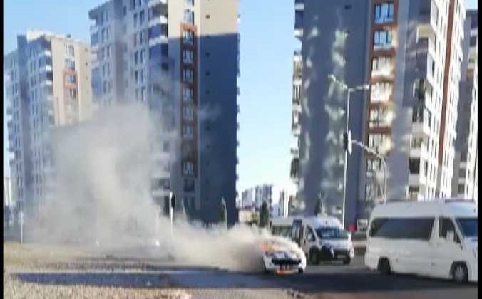 Diyarbakır’da Seyir halindeki araç alev aldı