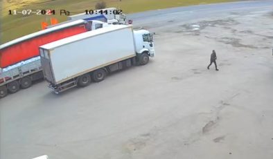 El freni çekilmeyen tır Tatvan’da faciadan döndü