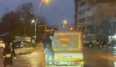 Elazığ’da kamyonetin arkasına tutunan şahsın tehlikeli yolculuğu