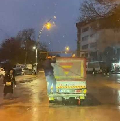 Elazığ’da kamyonetin arkasına tutunan şahsın tehlikeli yolculuğu