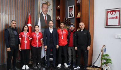 Elazığlı şampiyon sporcular Eren’i ziyaret etti
