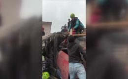 Enkaz altında kalan kepçe operatörü yaralı olarak kurtarıldı