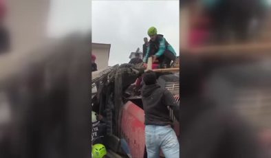 Enkaz altında kalan kepçe operatörü yaralı olarak kurtarıldı