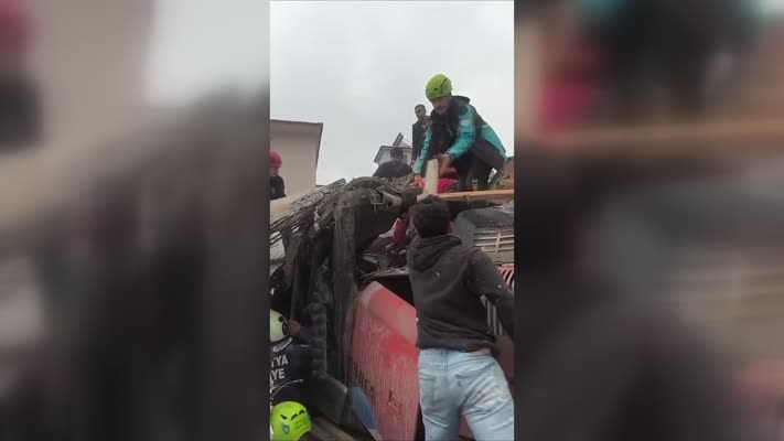 Enkaz altında kalan kepçe operatörü yaralı olarak kurtarıldı
