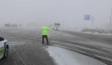 Erzincan-Sivas ile Erzincan-Gümüşhane kara yolları kar nedeniyle ulaşıma kapatıldı
