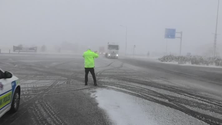 Erzincan-Sivas ile Erzincan-Gümüşhane kara yolları kar nedeniyle ulaşıma kapatıldı