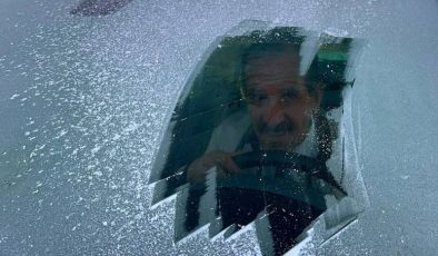 Erzincan’da soğuk hava araç camlarını buzla kapladı