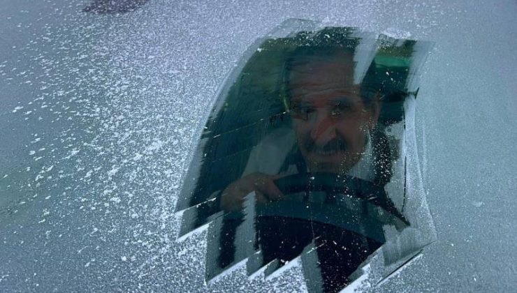 Erzincan’da soğuk hava araç camlarını buzla kapladı