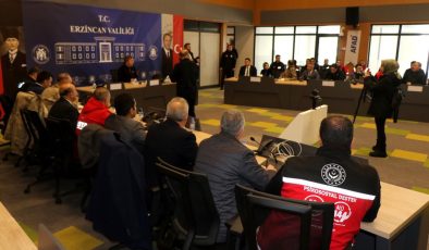 Erzincan’da yoğun kar yağışı eğitimi durdurdu
