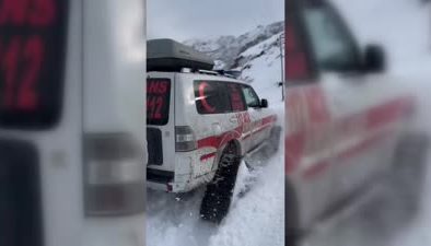 Erzincan’da paletli ambulansla zorlu kar mücadelesi