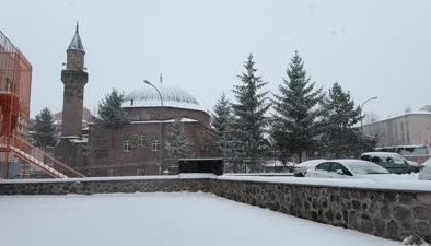 Erzurum’da kar yağışı eğitimi durdurdu