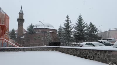 Erzurum’da kar yağışı eğitimi durdurdu