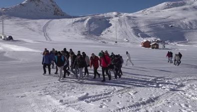 Hakkari’de gençler hem doğayı keşfetti hem kayakla tanıştı