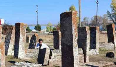 Gevaş Selçuklu Mezarlığı’nda 45 yeni mezar keşfi
