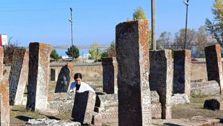 Gevaş Selçuklu Mezarlığı’nda 45 yeni mezar keşfi