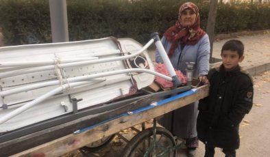 Hasta kadın hurdacılık yaparak ailesine bakıyor