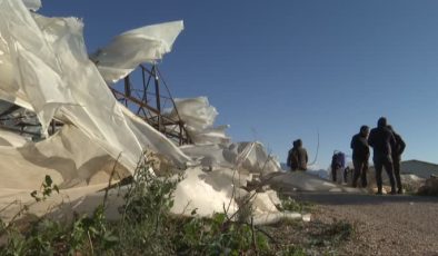 Antalya’da hortum seraları ve evleri vurdu, zarar büyük