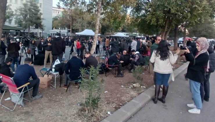 Narin Güran Davasında Gazetecilerin Adliye önünde bekleyişi sürüyor