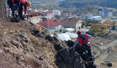 Kulp’ta tehlike oluşturan kaya parçaları sökülüyor.