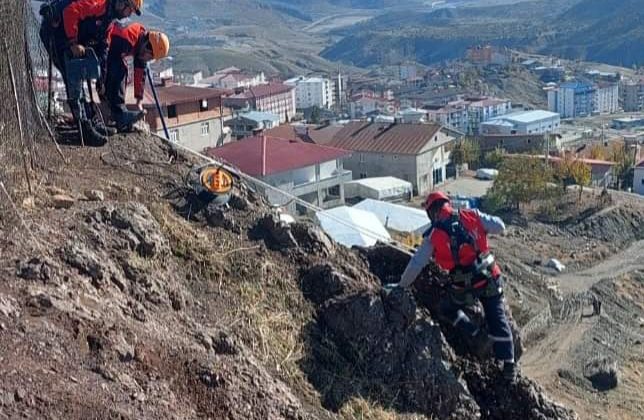 Kulp’ta tehlike oluşturan kaya parçaları sökülüyor.