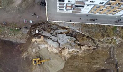 İnşaat alanında toprak kayması nedeniyle 10 katlı bina tahliye edildi