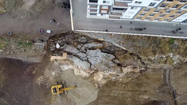 İnşaat alanında toprak kayması nedeniyle 10 katlı bina tahliye edildi