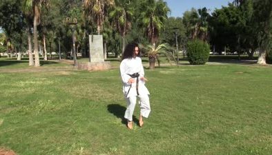 Kadına yönelik şiddete karşı farkındalık için karateyi sokaklara taşıyor
