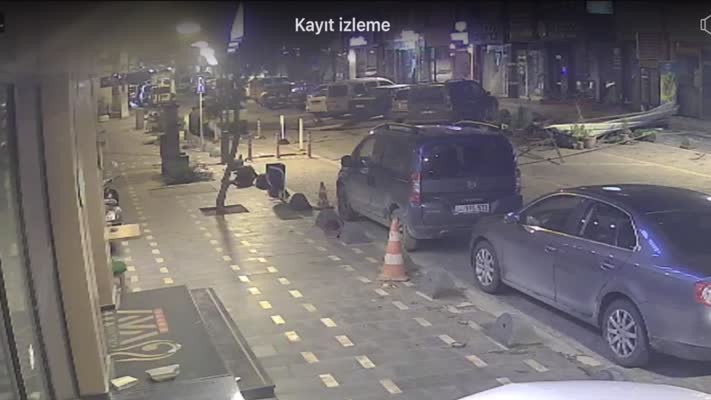 Kahramanmaraş’ta fırtınada kopan çatı bir kişinin üzerine düştü