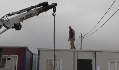 Gaziantep’te depremzedelerden boşalan konteynerler kaldırılıyor