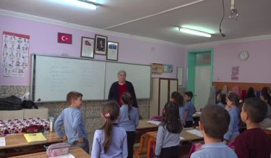 Kanseri yenen Emine öğretmen öğrencilerine kavuştu