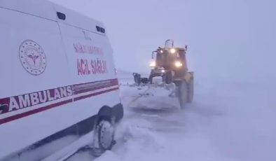 Kar nedeniyle köy yolunda mahsur kalan 2 ambulans kurtarıldı
