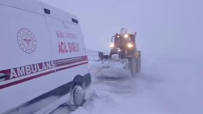Kar nedeniyle köy yolunda mahsur kalan 2 ambulans kurtarıldı