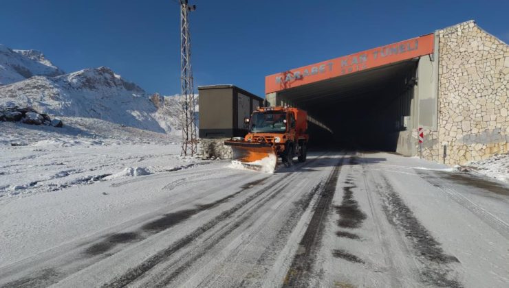 Karabet Geçidi’nde kar mesaisi erken başladı