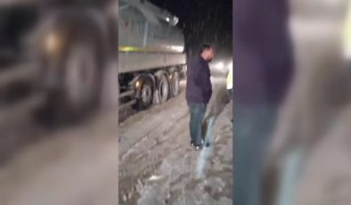 Karda mahsur kalan öğrenci servisi ve mazot yüklü kamyon kurtarıldı
