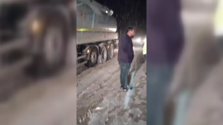 Karda mahsur kalan öğrenci servisi ve mazot yüklü kamyon kurtarıldı