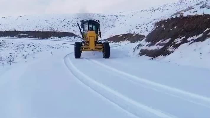 Kardan kapanan köy yolu ulaşıma açıldı