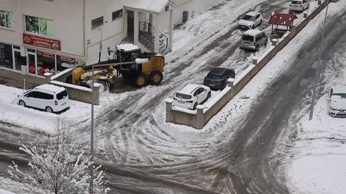Bitlis ve Muş’ta kar nedeniyle kapanan köy yolları açılıyor