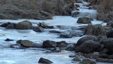 Kars’ta soğuk hava nedeniyle dereler dondu