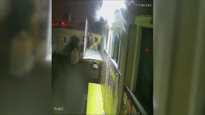 Köprünün demir korkuluğu 3 panelvanın üzerine devrildi