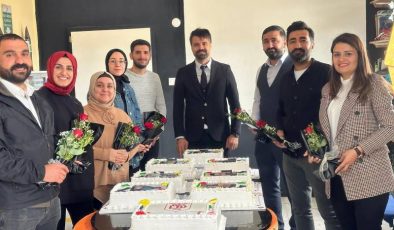 Diyarbakır’da köy okulunda öğretmenlere özel pasta sürprizi
