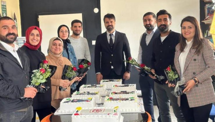 Diyarbakır’da köy okulunda öğretmenlere özel pasta sürprizi