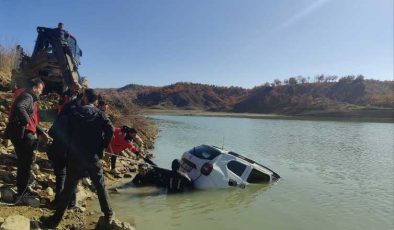 Kulp’ta sulama göletine düşen araç kurtarıldı
