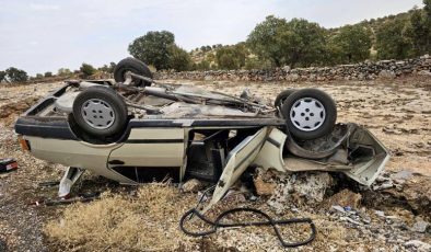 Mardin’de otomobil şarampole yuvarlandı: 2 yaralı