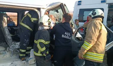 Mardin’de tur otobüsü ile minibüsün çarpışması sonucu 5 kişi yaralandı