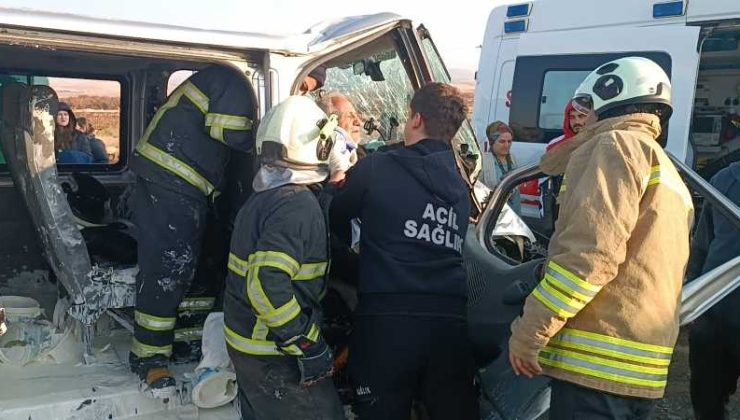 Mardin’de tur otobüsü ile minibüsün çarpışması sonucu 5 kişi yaralandı