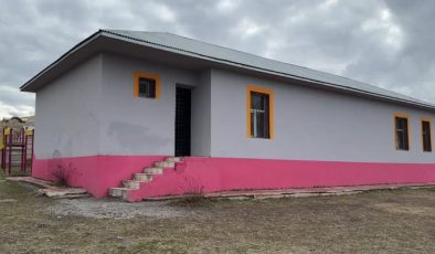 Mersinli öğretmen çift, boyadıkları köy okulunda öğrencileri geleceğe hazırlıyor