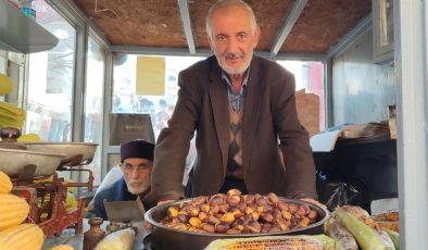 Mısır ve kestaneyle 5 çocuğunu okuttu