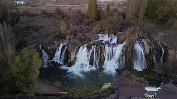 Muradiye Şelalesi sonbahar renkleriyle ziyaretçilerini ağırlıyor